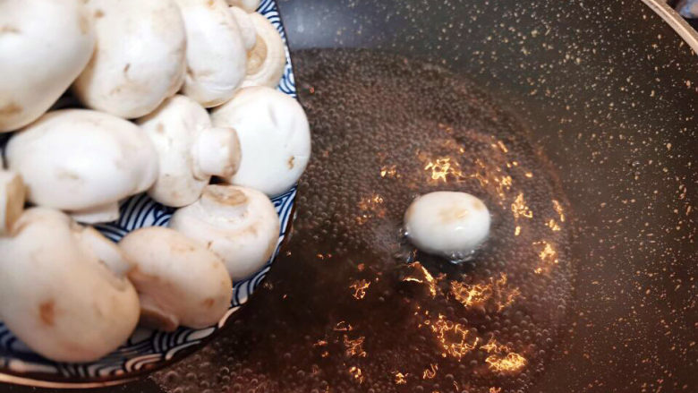 蘑菇炒肉片,水锅放入蘑菇焯水,香菇片也焯水