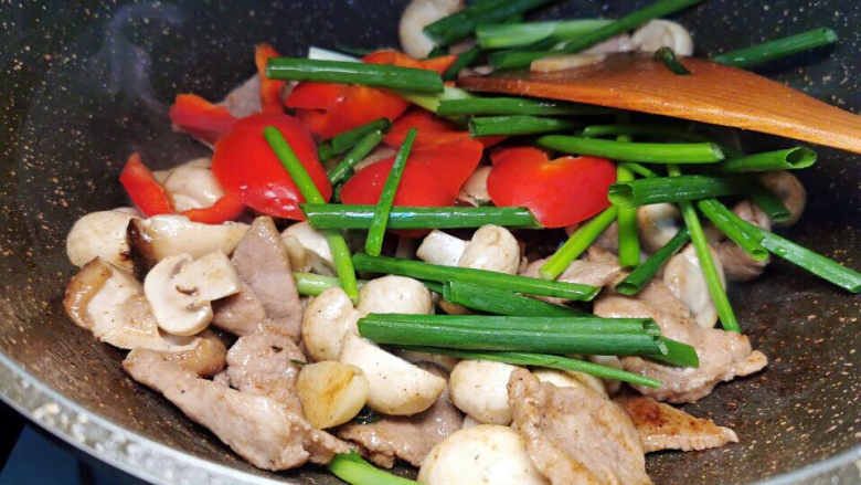 蘑菇炒肉片,加入<a style='color:red;display:inline-block;' href='/shicai/ 721'>蚝油</a>,糖,彩椒,翻炒均匀即可