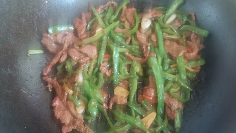 青椒爆炒牛里脊,翻炒均匀即可出锅