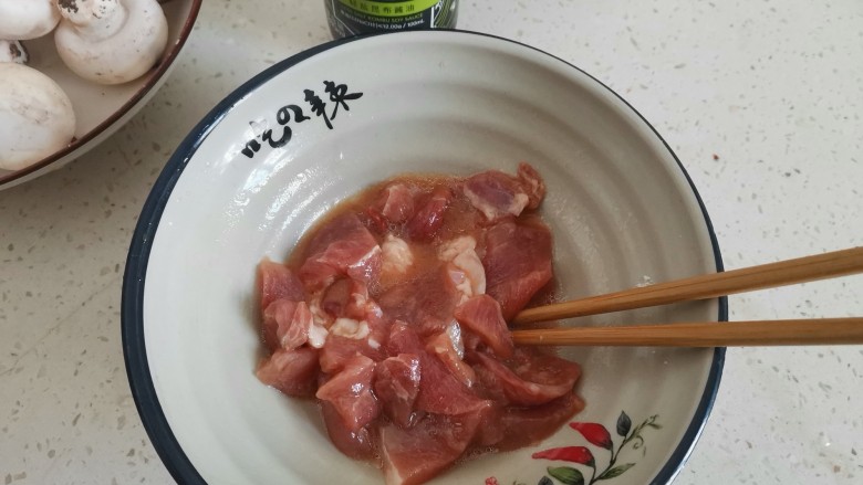 蘑菇炒肉片,加入一勺淀粉抓拌均匀腌制片刻