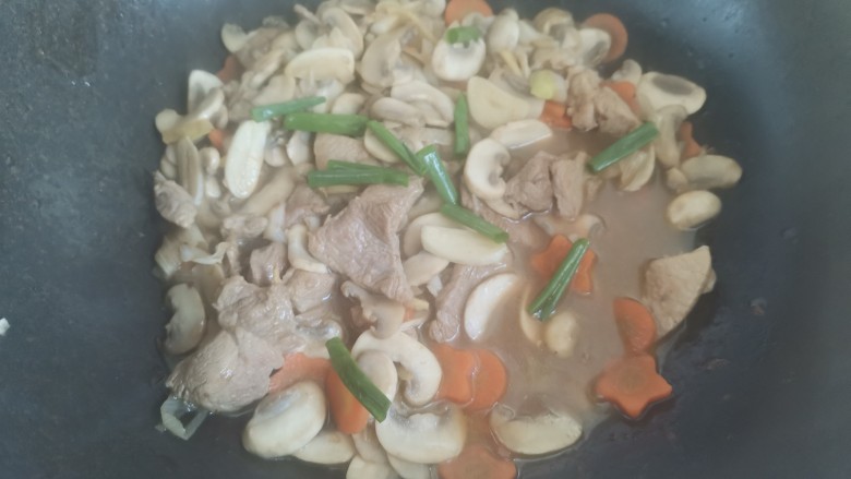蘑菇炒肉片,加入少许盐翻炒均匀,撒上葱叶即可出锅