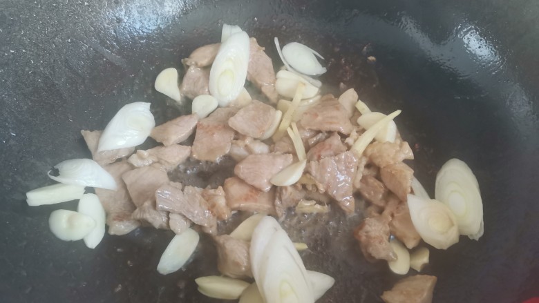 蘑菇炒肉片,加入葱,姜,蒜翻炒出香味
