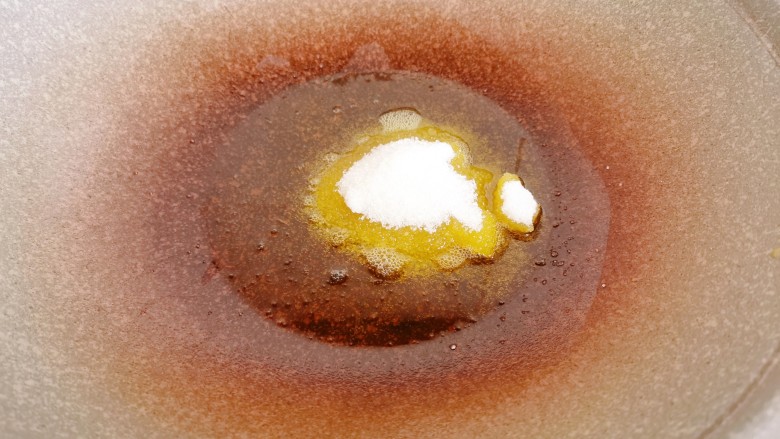 红焖牛肉煲,起锅烧油,倒入<a style='color:red;display:inline-block;' href='/shicai/ 3729'>白糖</a>,小火慢炒