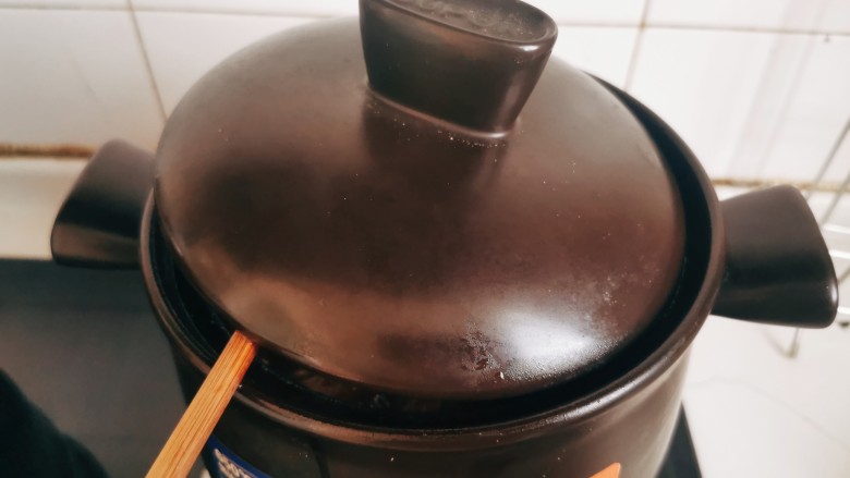 红焖牛肉煲,汤汁太多容易溢锅的话,架根筷子降温