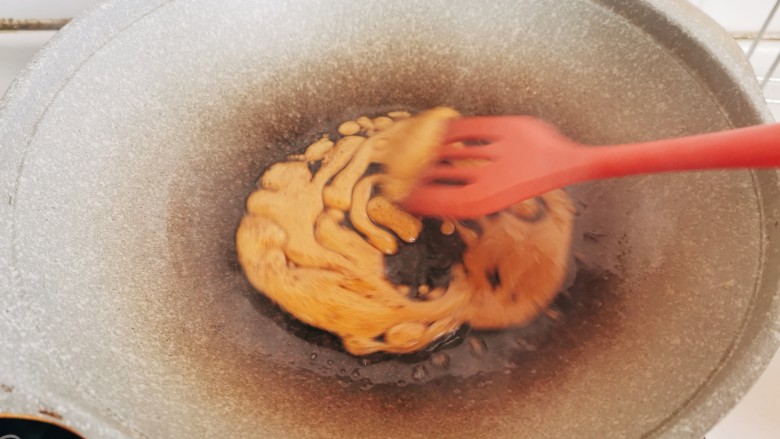 红焖牛肉煲,炒至白糖融化,起沫子的状态