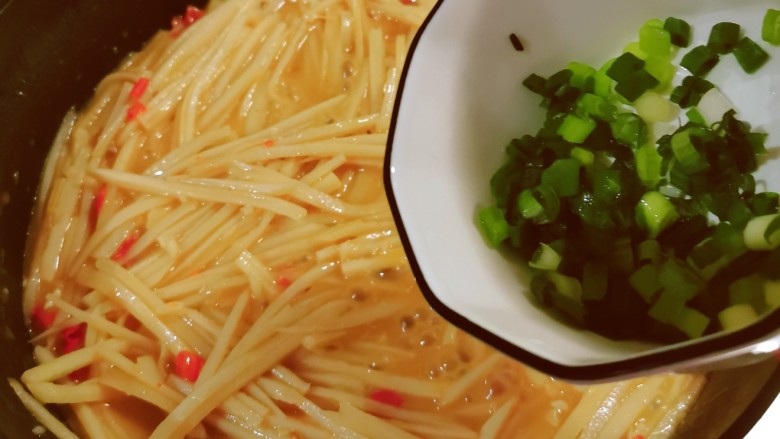 酸辣藕丝,撒上香葱碎,关火出锅。