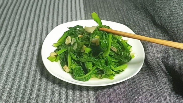 蒜爆莴笋苗,上桌即可食用