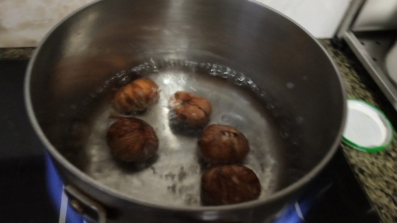 红薯栗子糖水,锅里水烧开,把板栗放进去,焯水一分钟左右快速去皮