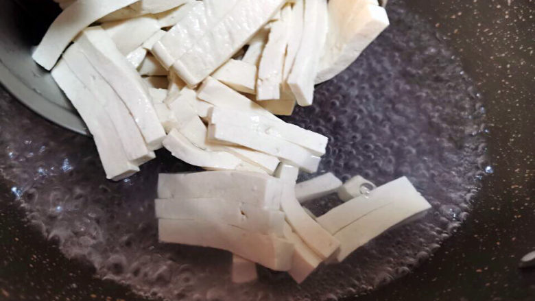 豆腐卤面,水锅加盐,汆烫豆腐