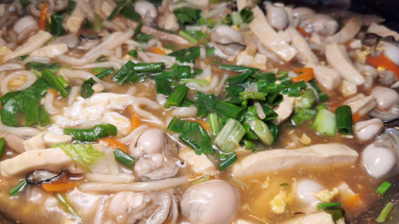 豆腐卤面,加入葱,芹菜末