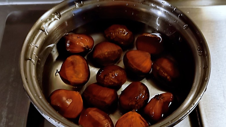 红薯栗子糖水,放入开水中煮10分钟捞出。