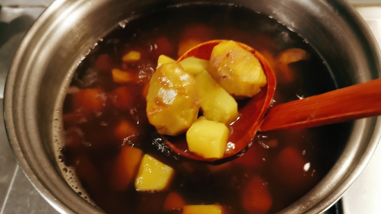 红薯栗子糖水,红糖融化,关火,焖2分钟。