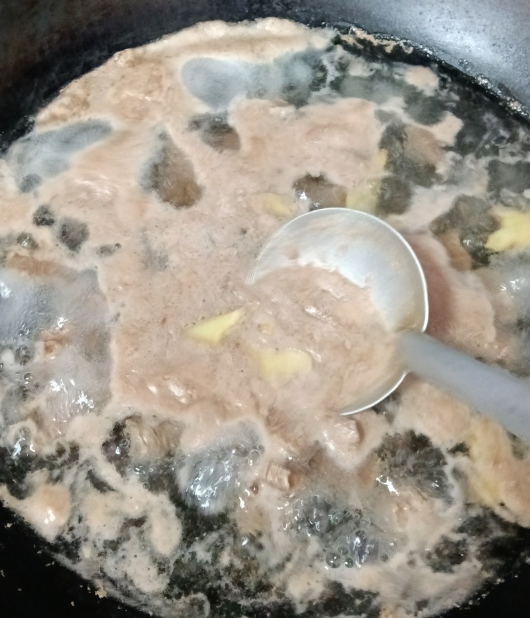 红焖牛肉煲,大火烧开后撇去浮末,捞出