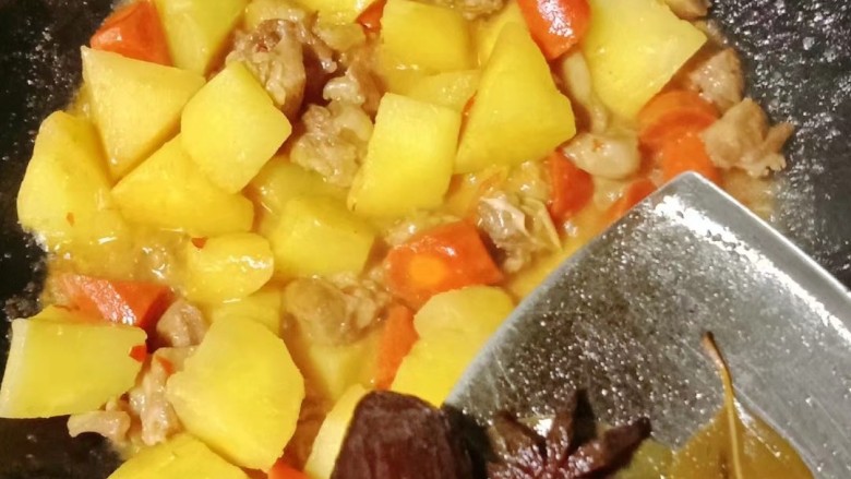 红焖牛肉煲,大概十五分钟左右捡去香料,大火收汁即可