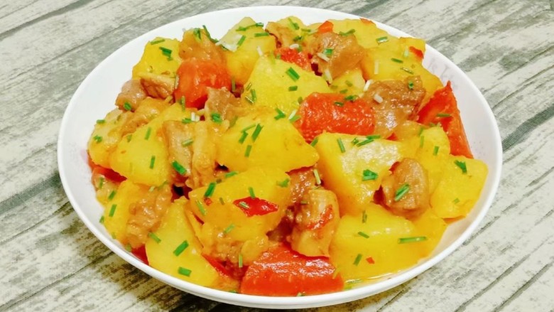 红焖牛肉煲,一道牛肉炖土豆就做好了~