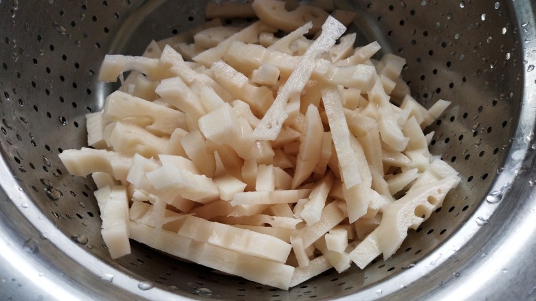 酸辣藕丝,炒制前,先把藕丝沥干水分