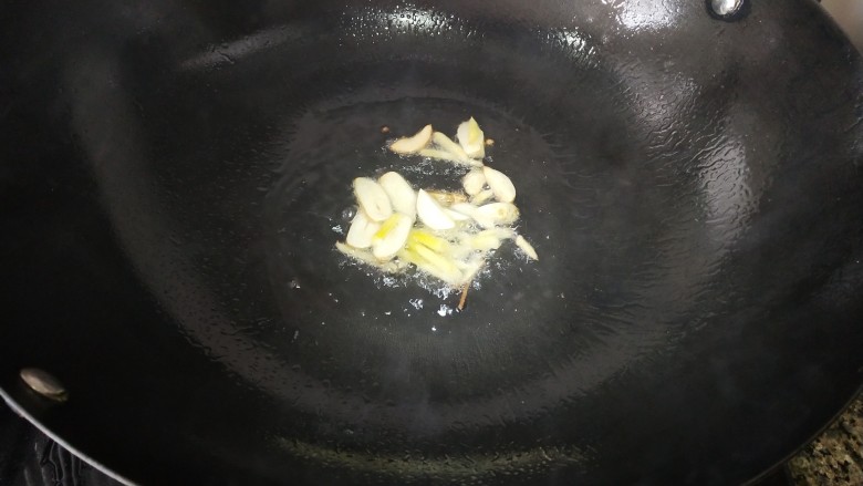 酸辣藕丝,锅里放油烧热,放入葱姜炒香