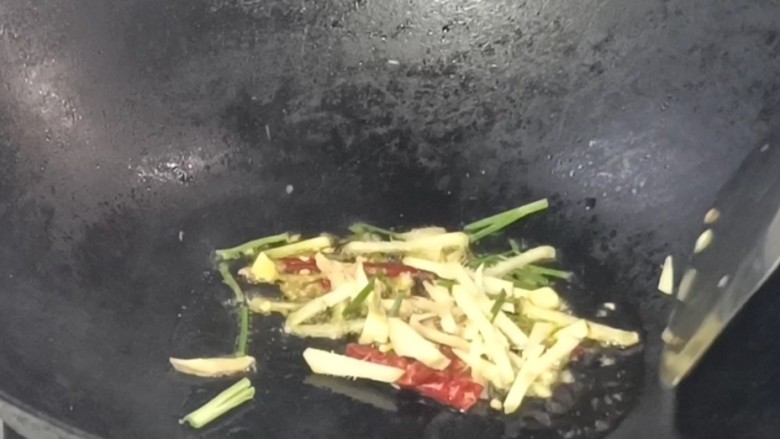 酸辣藕丝,再起锅烧油,放入葱姜和辣椒炒香