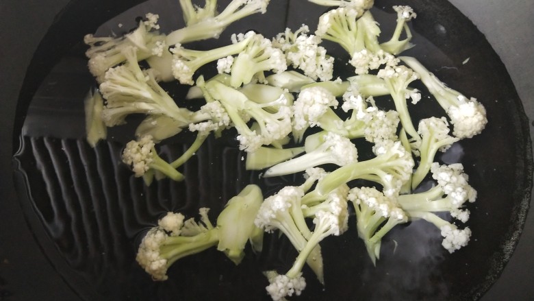 荷兰豆炒花菜,锅里放开水,花菜焯一下水后捞出沥干水分