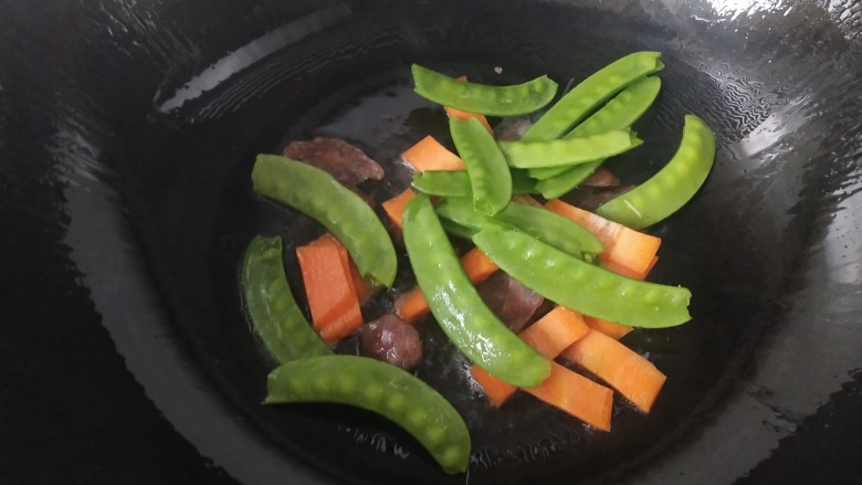 荷兰豆炒花菜,加入胡萝卜和荷兰豆翻炒均匀