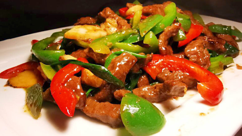青椒爆炒牛里脊,没有多余的汤汁,全锁在牛肉丝中,每一口都是美味