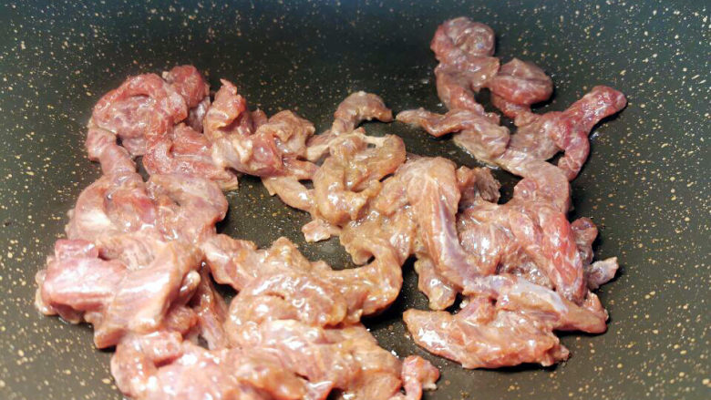 青椒爆炒牛里脊,锅热后直接下牛肉丝(有封油的牛肉,不必再放油)