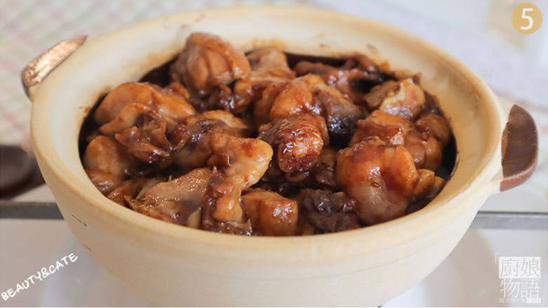 香到人人夸的「啫啫鸡煲」鲜嫩多汁,怎么能这么好吃?!,铺上鸡肉,盖上盖子小火焖5分钟。