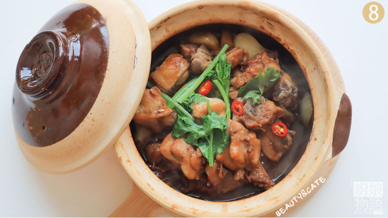 香到人人夸的「啫啫鸡煲」鲜嫩多汁，怎么能这么好吃？！,撒上<a style='color:red;display:inline-block;' href='/shicai/ 82'>小米椒</a>和<a style='color:red;display:inline-block;' href='/shicai/ 131'>香菜</a>，啫啫鸡煲就做好啦，开吃吧~