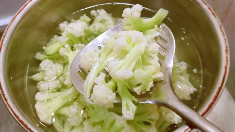 荷兰豆炒花菜,花菜放入开水中焯水断生,捞出备用。
