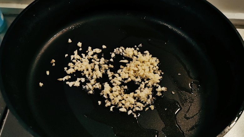 荷兰豆炒花菜,起油锅放入食用油,油热后放入蒜碎炒出香味。