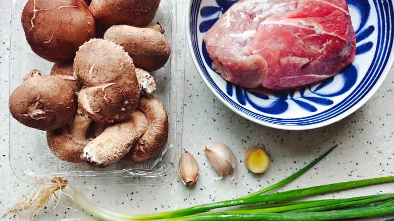 蘑菇炒肉片,首先我们准备好所有食材