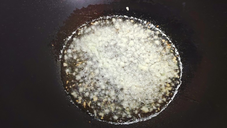 蘑菇炒肉片,起油锅,油热后下大蒜生姜末,炒香