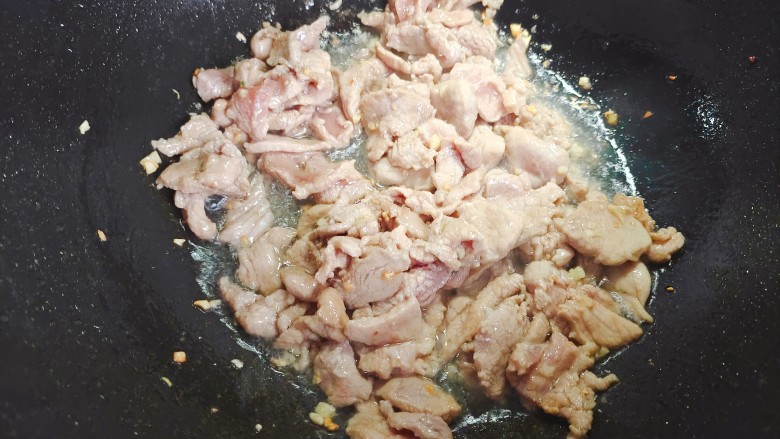 蘑菇炒肉片,加入肉片,翻炒至变色