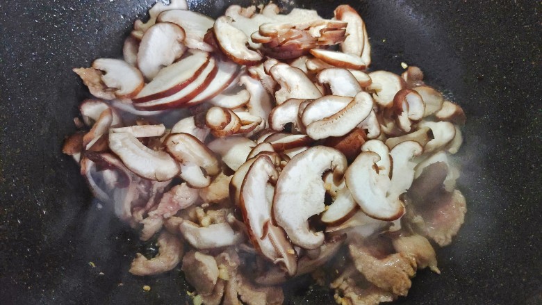 蘑菇炒肉片,加入蘑菇,翻炒均匀