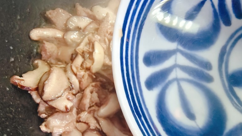 蘑菇炒肉片,加少许热开水,然后盖上锅盖转小火焖煮一分钟