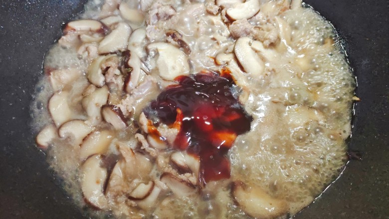 蘑菇炒肉片,加适量蚝油