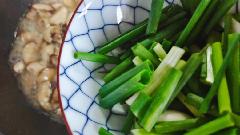 蘑菇炒肉片,加入葱段,翻炒均匀即可