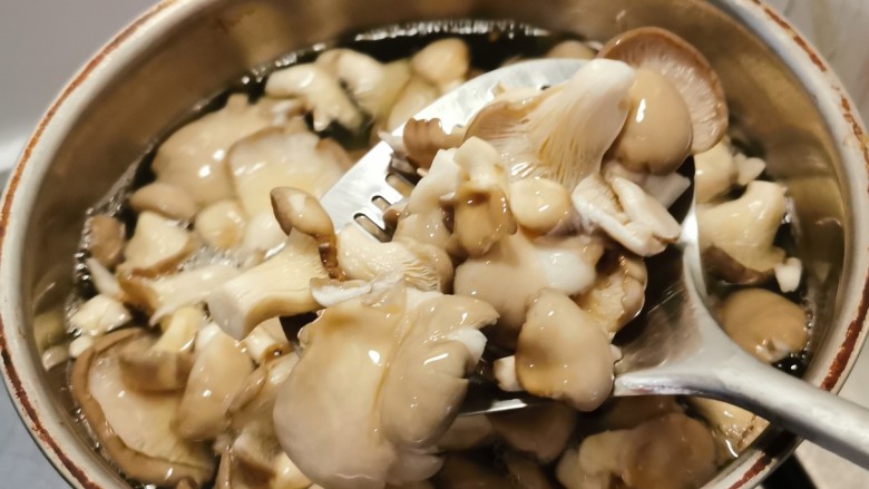 蘑菇炒肉片,蘑菇清洗干净,放入开水中汆烫捞出备用。