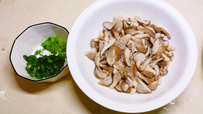 蘑菇炒肉片,<a style='color:red;display:inline-block;' href='/shicai/ 3232'>香葱</a>切碎,蘑菇切片备用。