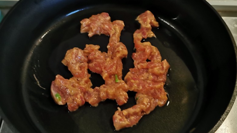 蘑菇炒肉片,起油锅放入食用油,油热后放入肉片翻炒。