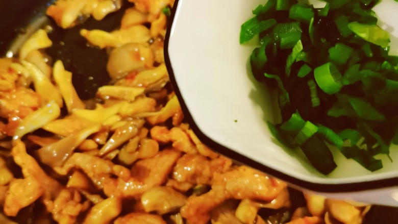 蘑菇炒肉片,撒上剩下的香葱碎,关火出锅。