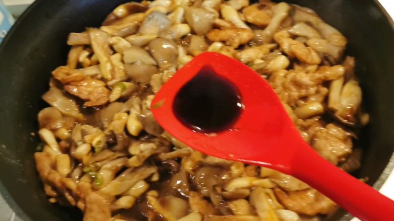 蘑菇炒肉片,放入<a style='color:red;display:inline-block;' href='/shicai/ 721'>蚝油</a>增鲜,翻拌均匀。