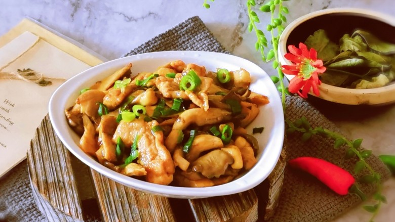 蘑菇炒肉片,装盘食用,酱香浓郁。