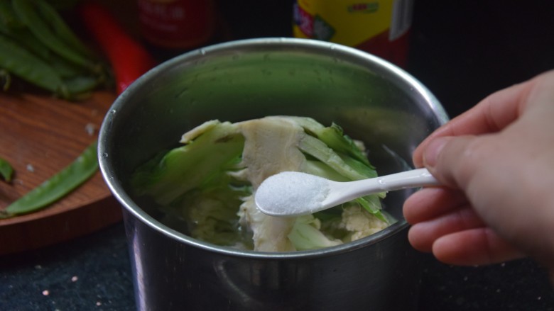 荷兰豆炒花菜,花菜中加入一勺盐,浸泡十五分钟