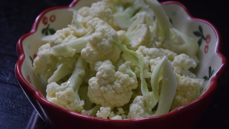 荷兰豆炒花菜,花菜切块,冲洗干净