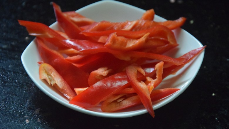 荷兰豆炒花菜,红椒去蒂去芯,切小块