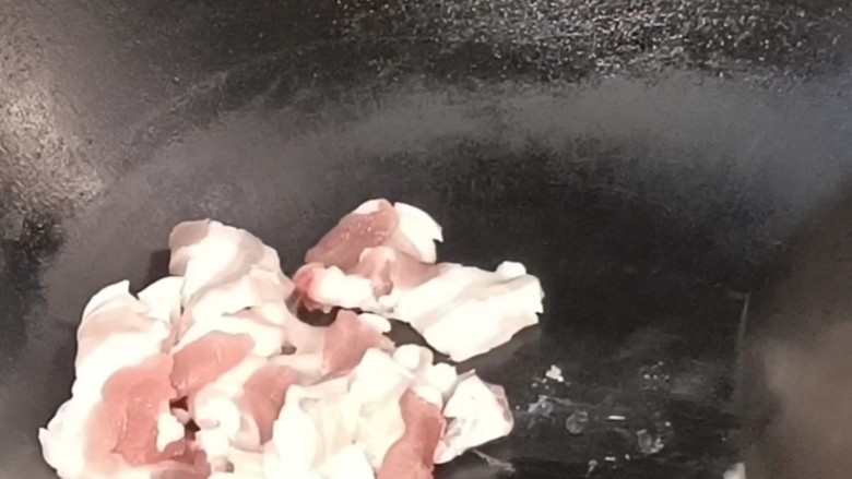 蘑菇炒肉片,热锅放入五花肉,煎炒出油至金黄色