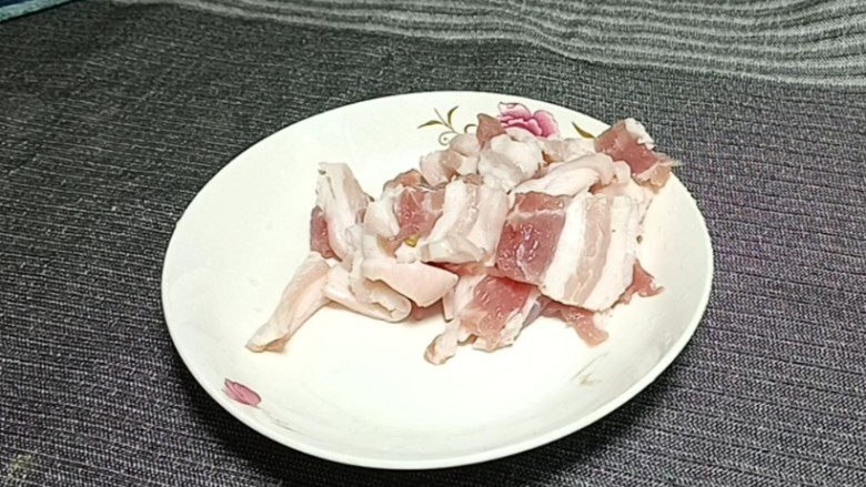 蘑菇炒肉片,<a style='color:red;display:inline-block;' href='/shicai/ 428'>五花肉</a>洗净,切成薄片