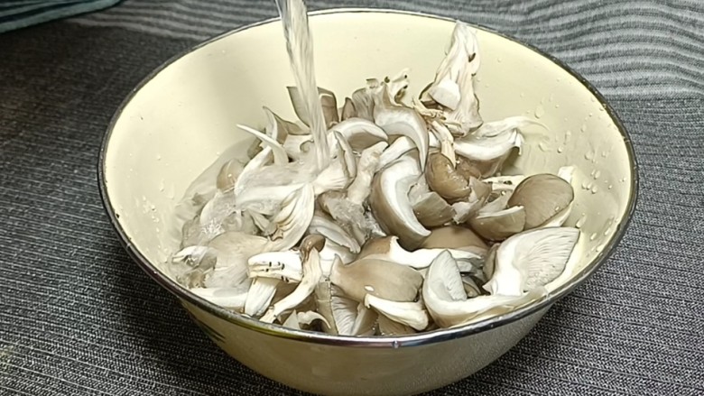 蘑菇炒肉片,<a style='color:red;display:inline-block;' href='/shicai/ 2914'>蘑菇</a>撕碎,洗净沥水备用