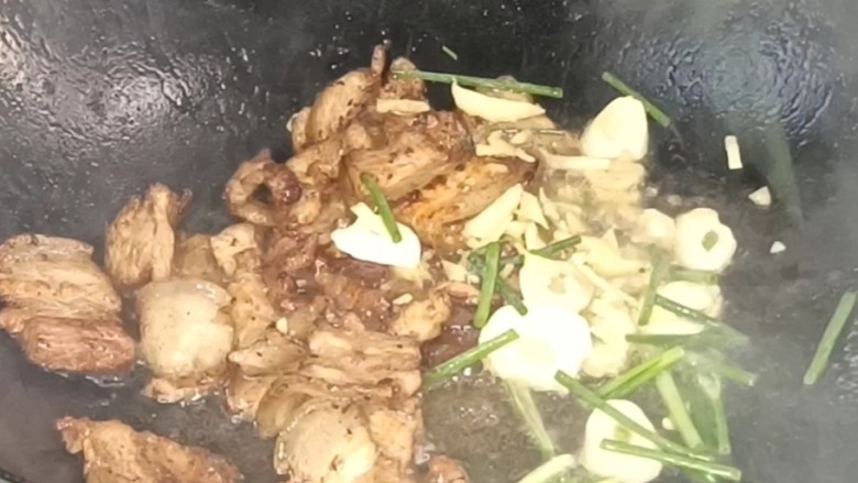 蘑菇炒肉片,加入葱姜蒜,炒香
